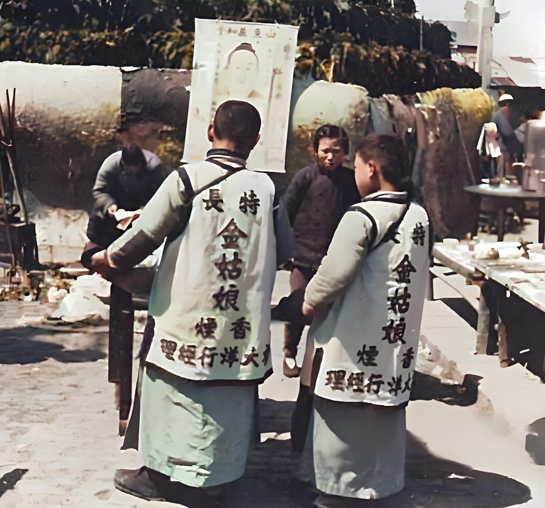 这两张1939年的老照片，定格了南京沦陷区夫子庙一带，贩卖金姑娘牌香烟少年郎的模
