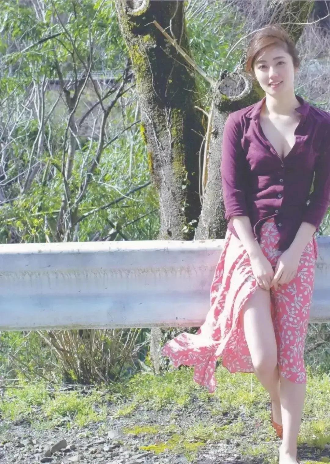 在这次单位野外团建活动中，我负责给同事拍照。当时一不留神没拿稳手机，取景时没把控