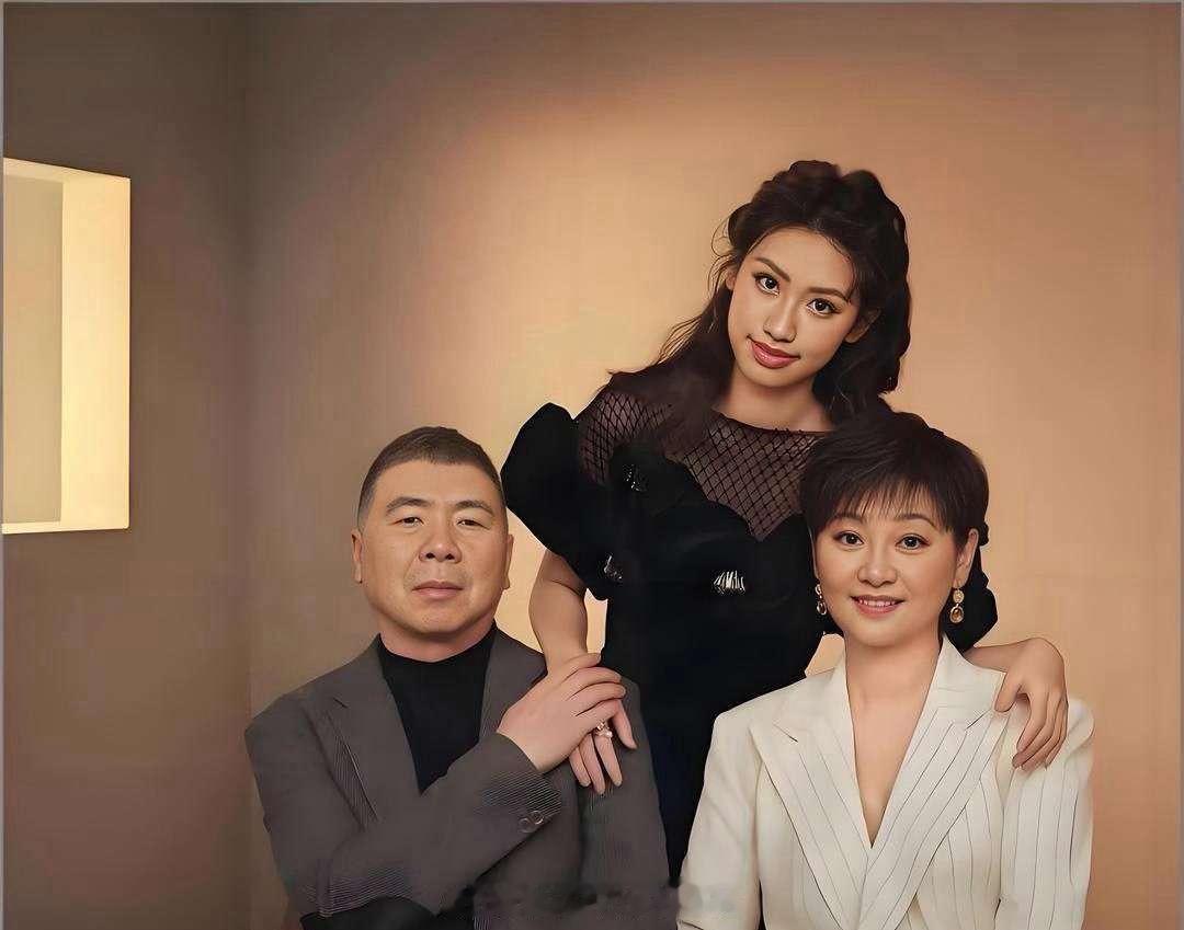 冯小刚一家三口携手拍摄时尚杂志大片，整体画面氛围感十足。