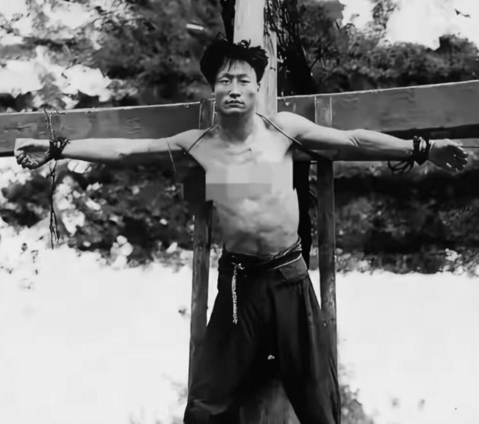1936年4月25日，福建周墩城西门外，一个24岁的年轻人被钉在十字架上。刽子手