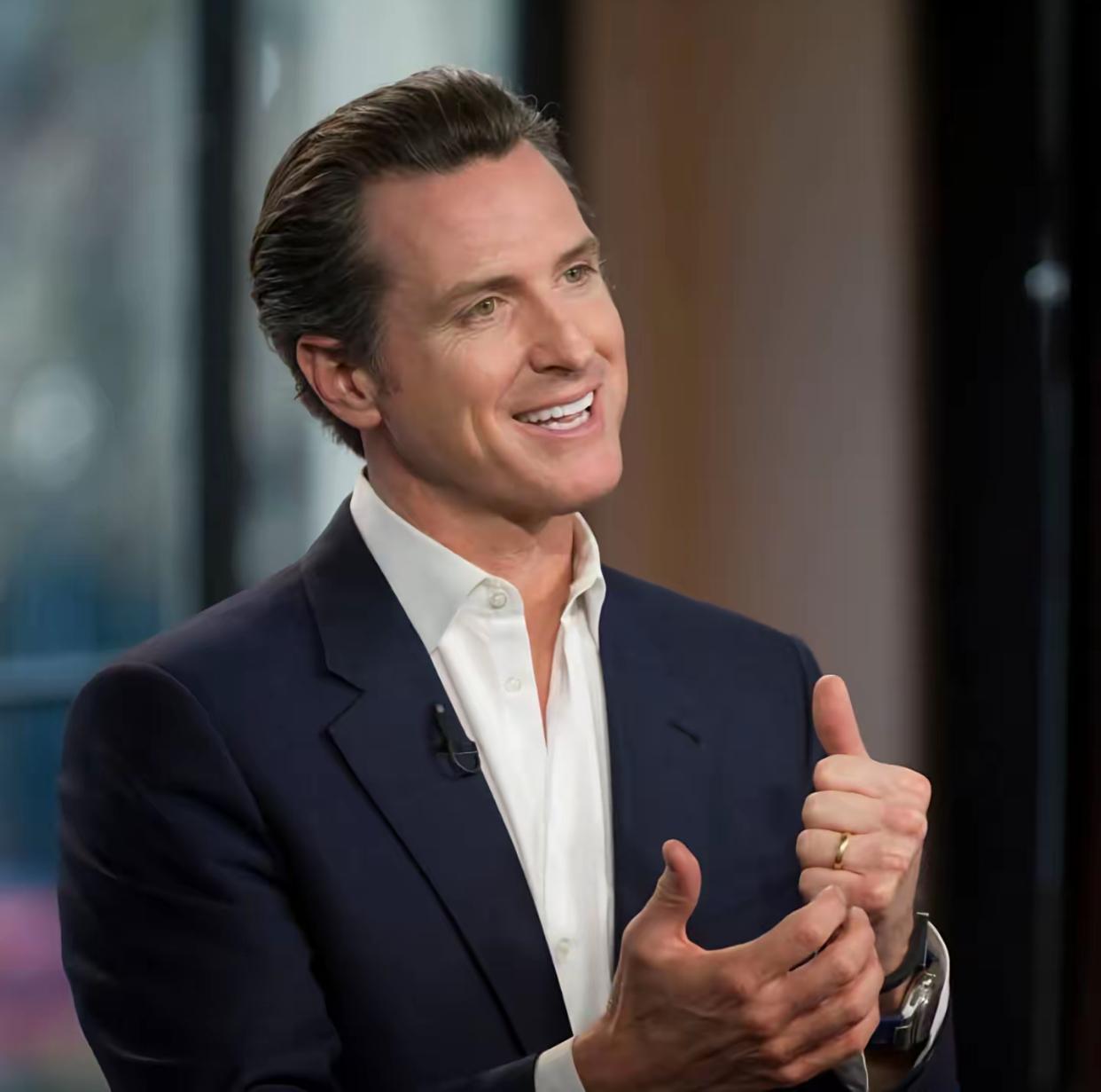 加州州长纽森到底什么实力？敢硬刚特朗普！特朗普刚下令美国退出世卫，加州州长