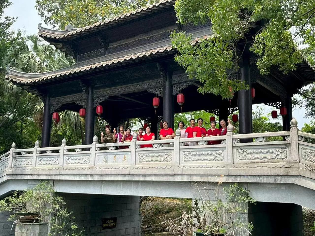 很多人说，老龄化来了，银发经济是下一个风口。我不这么看。先问一个问题：老年人