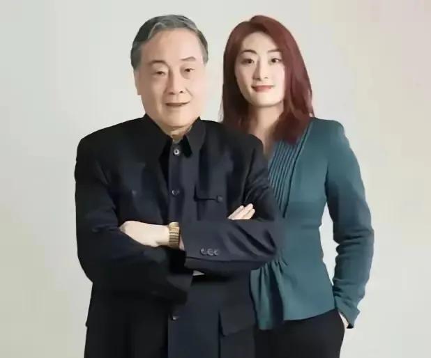 宗庆后杜建英被曝2005年，就在漂亮国注册结婚了，那么，宗馥莉在下葬父亲的时候，