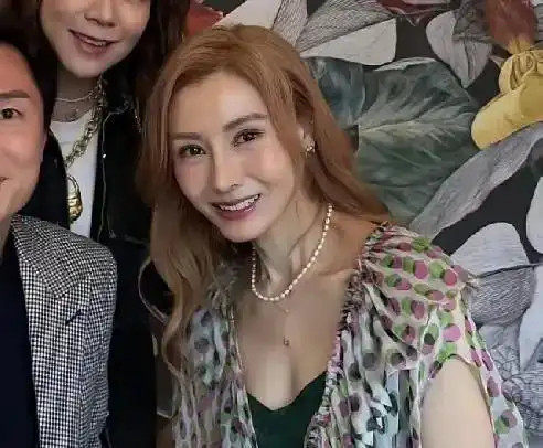 56岁李嘉欣庆生照流出，法令纹颈纹一道没少，港区阔太这次没P图？