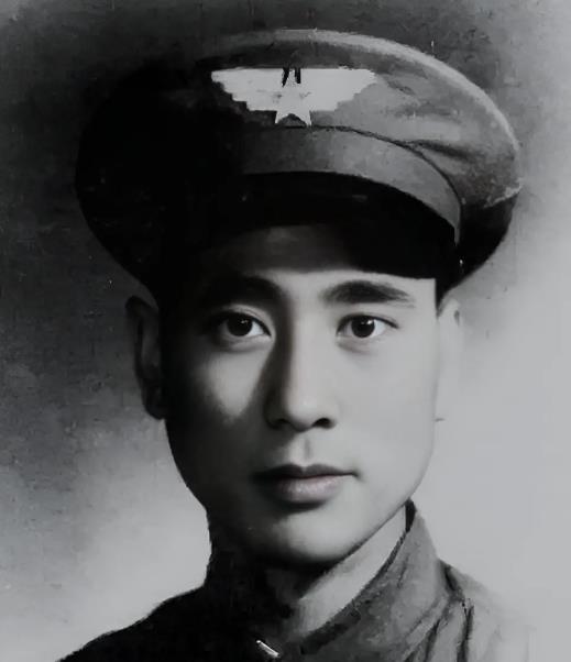 1949年，一架飞机在解放区坠毁，飞行员主动向解放军投降，还指了指舱门，说：“这