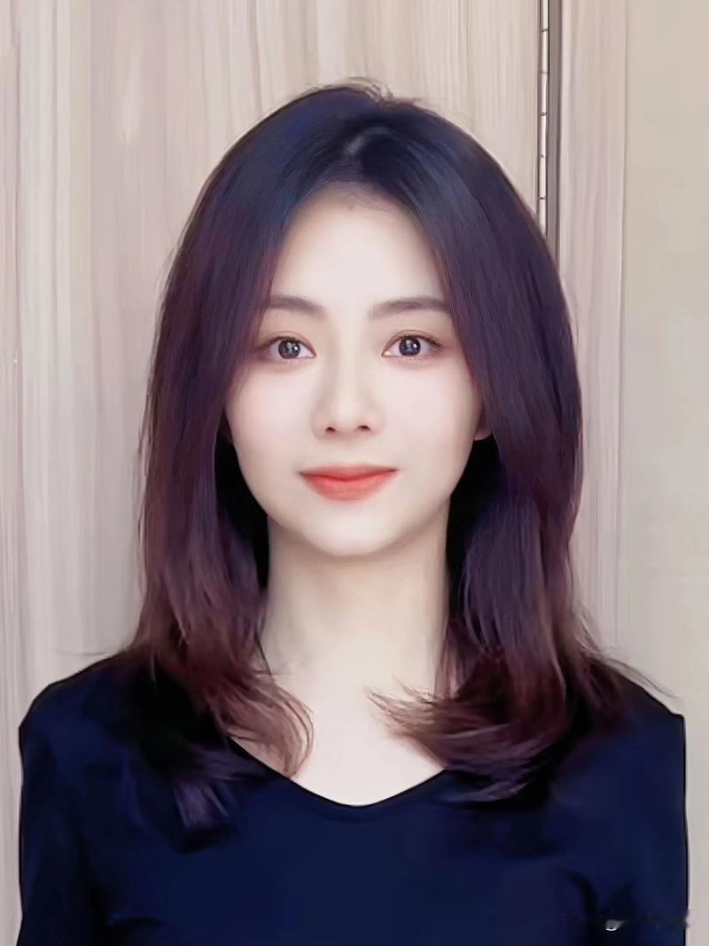 谭松韵到底是怎么长的？怎么可以长的这么可爱？这小脸蛋流光水滑看着都甜，浓眉大眼的