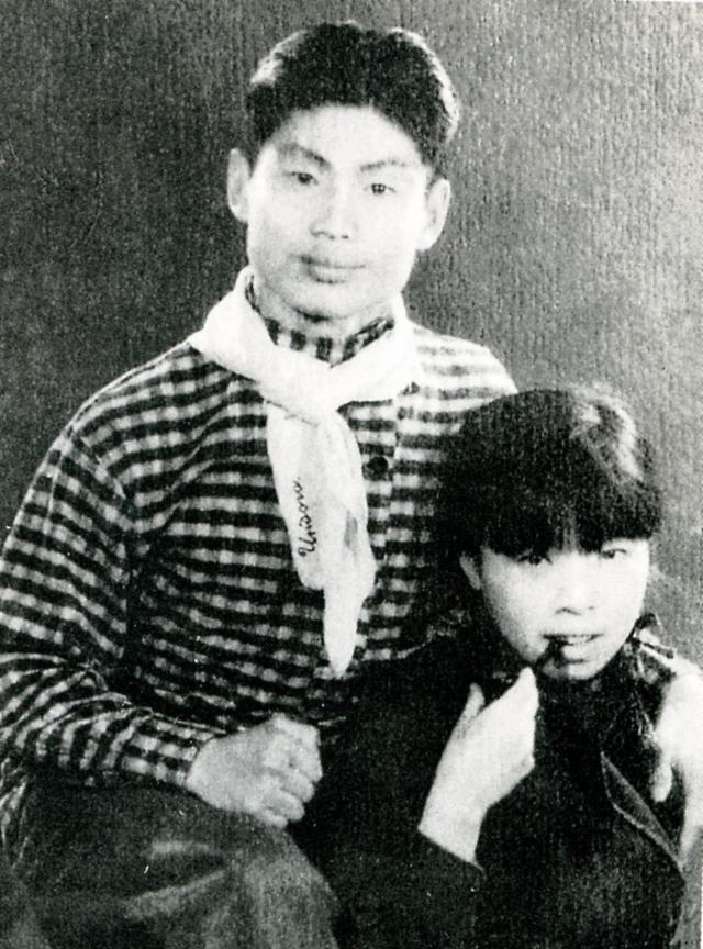 1938年5月，腹中怀着萧军孩子的萧红，在武汉和端木蕻良举行了婚礼。新婚夜，两人