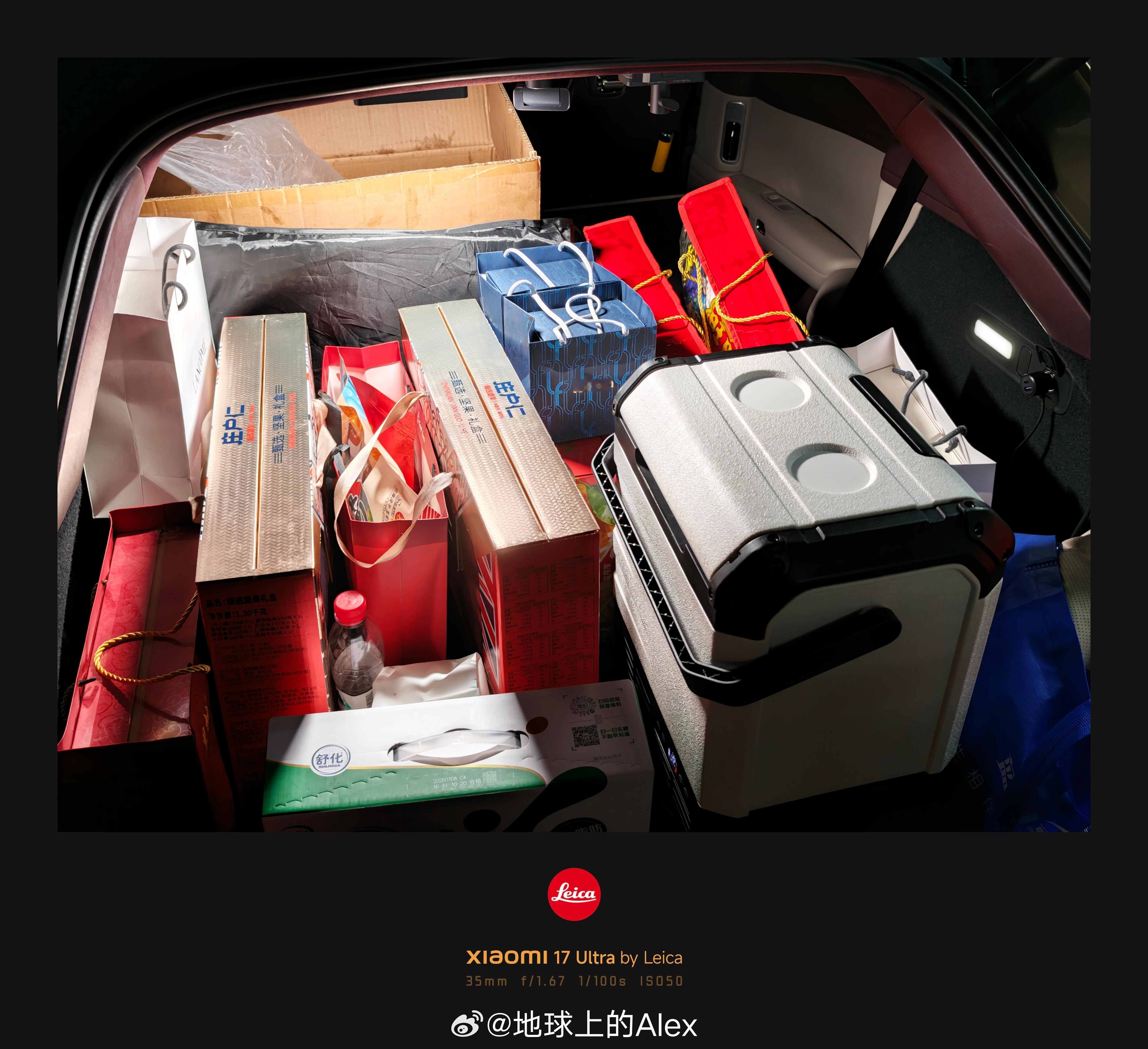 今年，应该有很多人把自己的小米汽车开回了老家从给家人体验新鲜的新能源车，到中国新