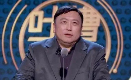 1992年，王晶在《鹿鼎记》开拍前，突然跑到老板向华强面前：“温兆伦不行，换个有