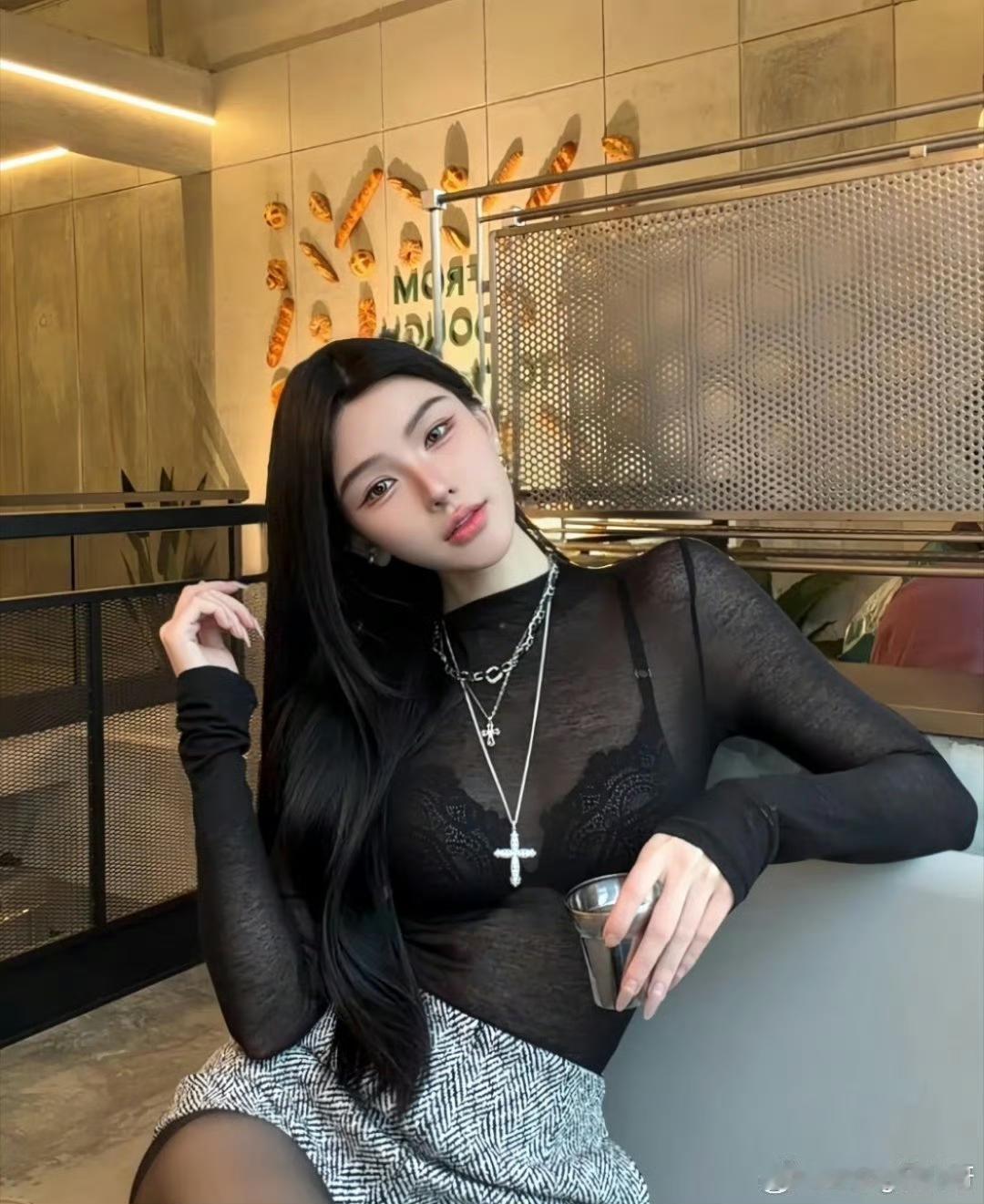 你说你胸口不舒服，我摸了一下，还挺舒服的呀。​​​满意到不行​​​​​