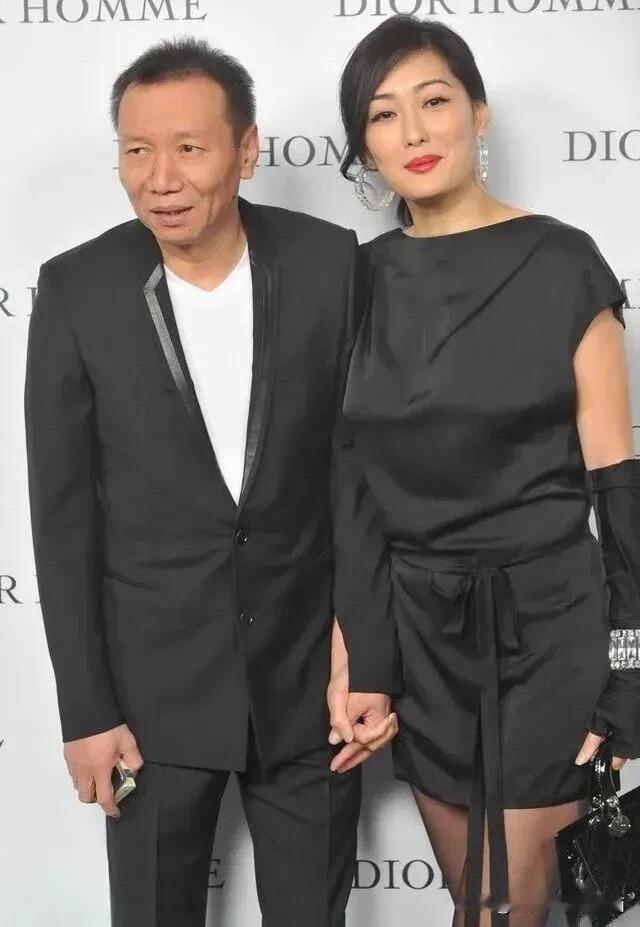 孟广美果然嫁对了人，58岁的她身材又高挑，状态又好，看不出是快60岁的人，站在老