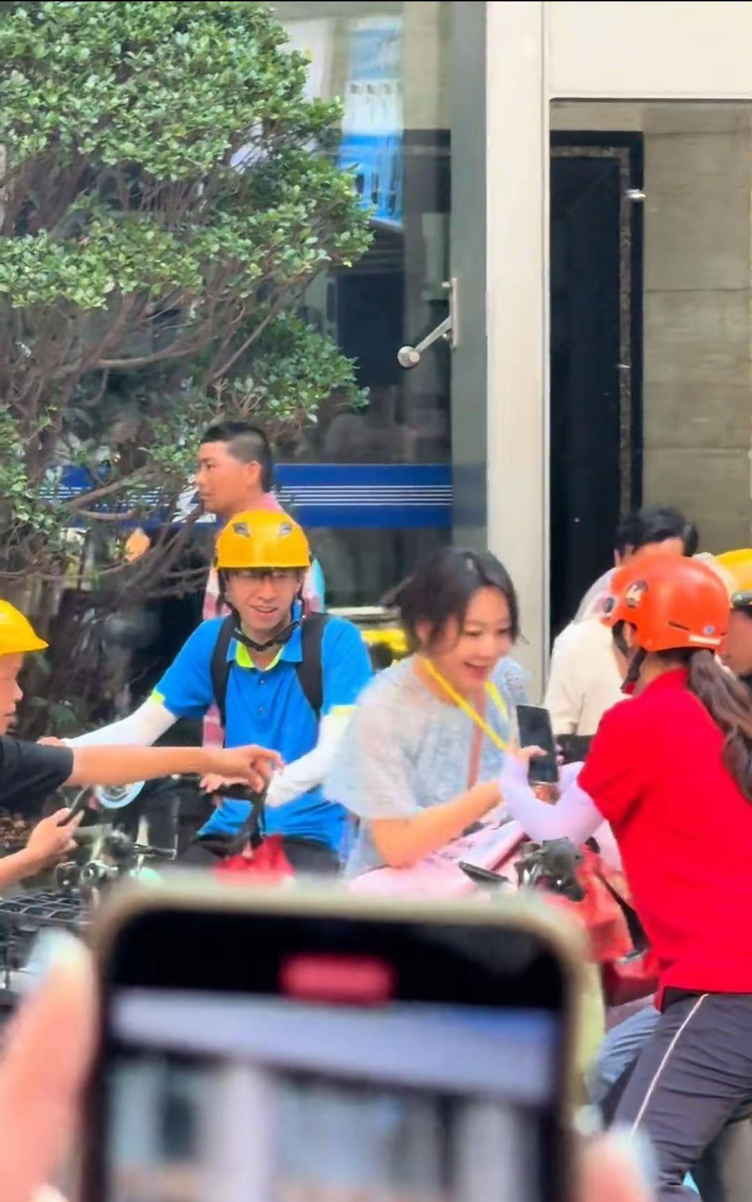 据知情人士透露，闫妮这次饰演的是华强北真实存在的“跑楼族”——这些阿姨们精通电子