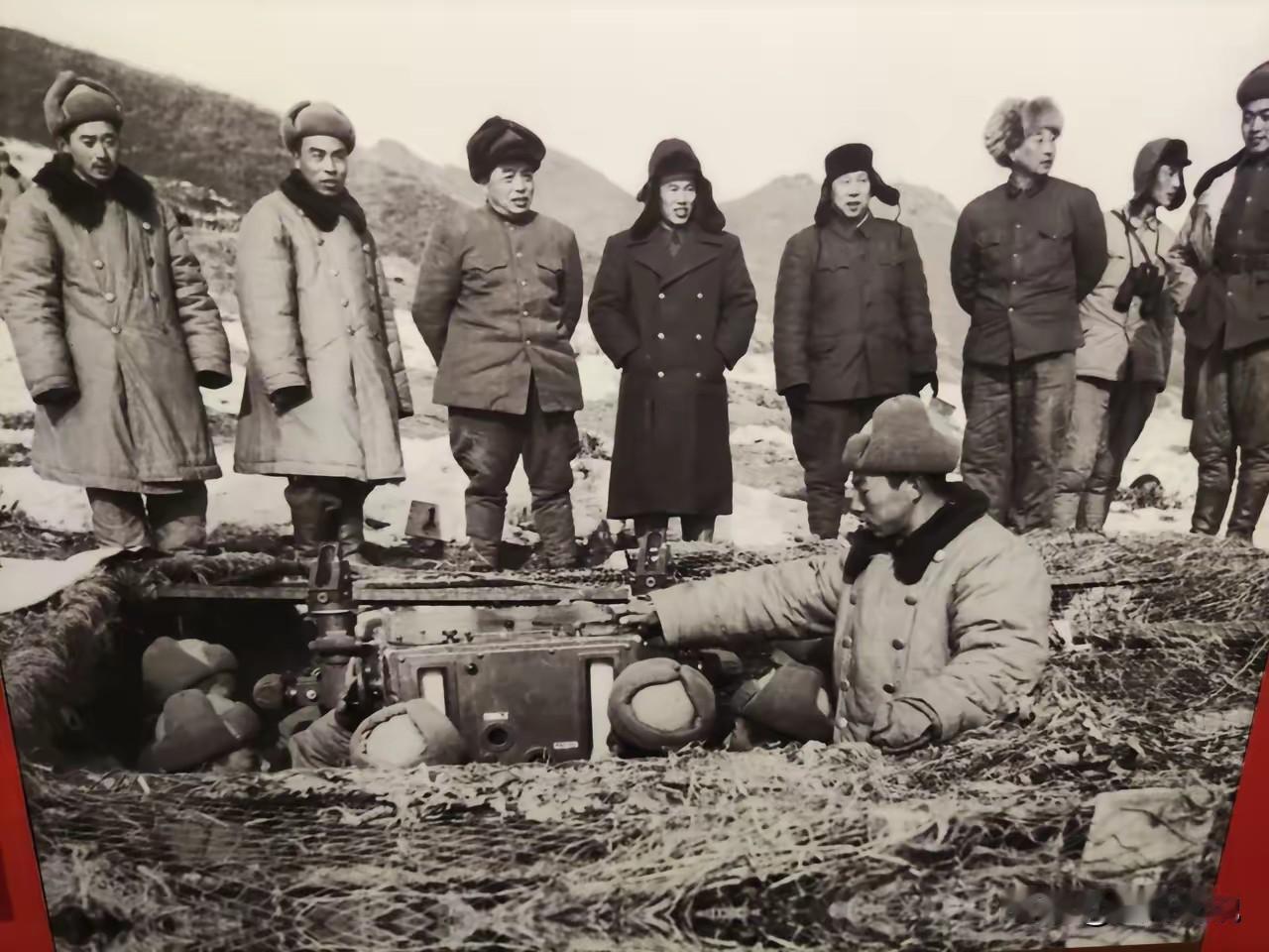 1951年朝鲜前线，彭德怀与一众志愿军将领，来到了冰天雪地的高炮阵地，实地观看高