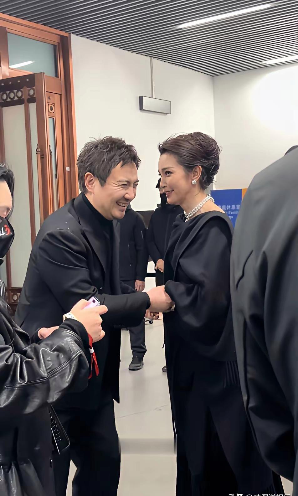 沈腾这次被说成“见了李冰冰就矮半截”，其实看岔了。真相没那么玄，也没那么阴谋，他