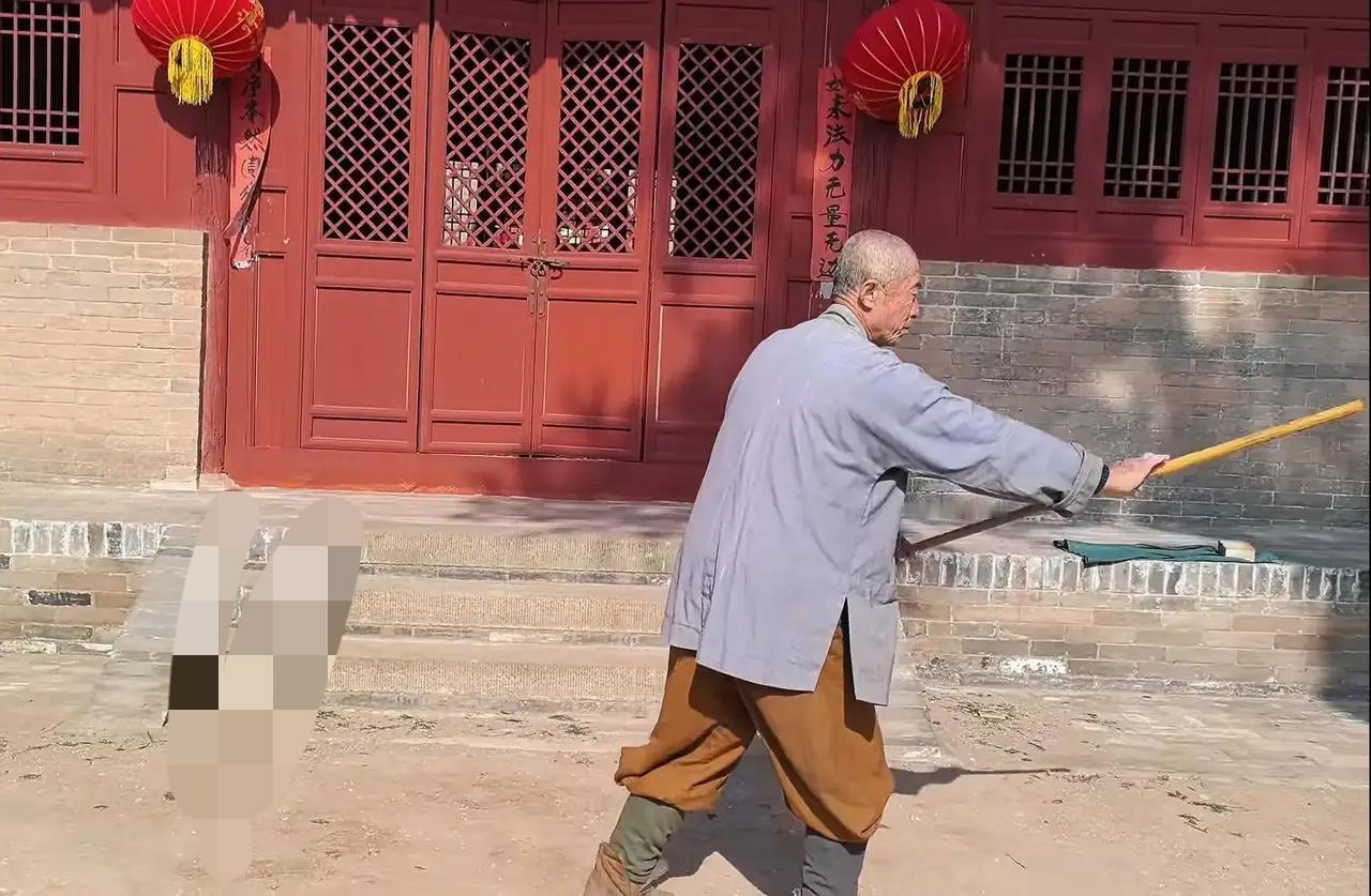 当和尚成了朝九晚五的正经职业朋友总爱跟我唠她那当和尚的侄子，说这孩子把出家过