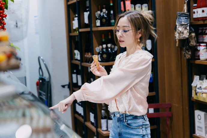 张靓颖在法国拍摄的照片展现新形象，戴上眼镜端庄文静，令人惊艳。无论走何种路线，只