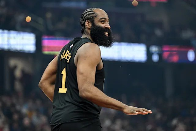 哈登季后赛前两场场均可以得到25.0分3.5篮板7.0助攻3.5抢断，投篮命中率