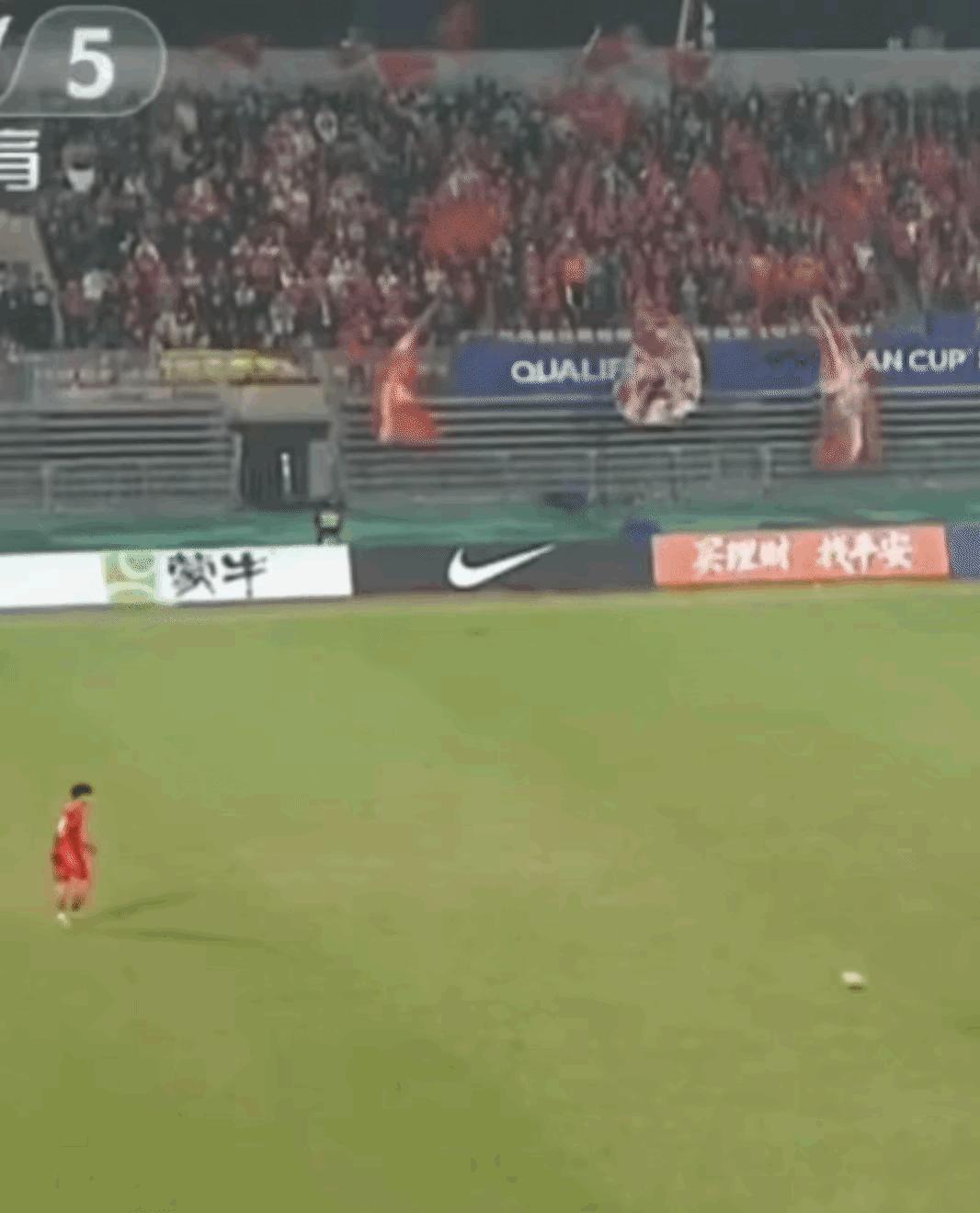 这个球的处理方式，充分暴露巴林队对中国足球还停留在过去的印象里。巴林队14号哈贾