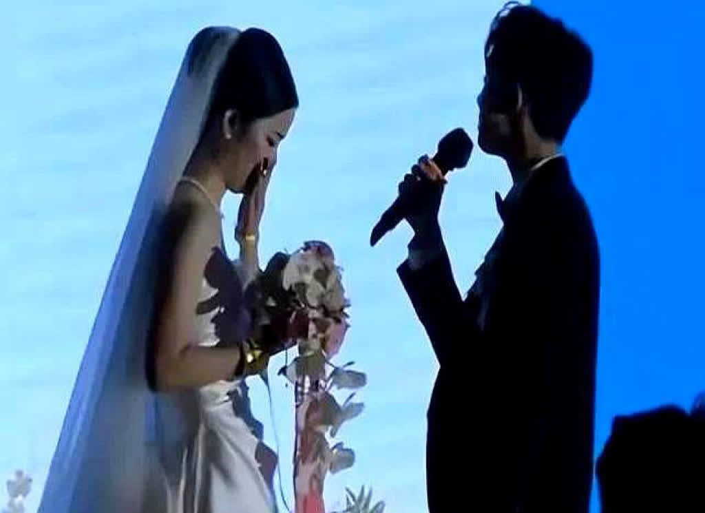 长沙有个新娘，结婚前把辛苦攒的几十万块钱给了爸妈，怕男方以后惦记她的钱。结果