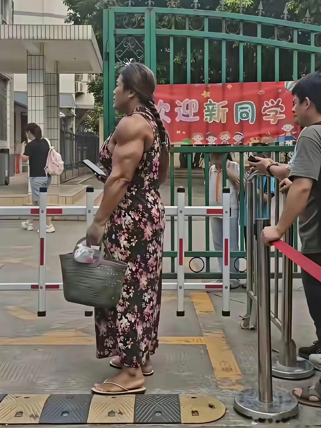 学校门口看见一位家长接小孩，被他的手臂惊呆到了
