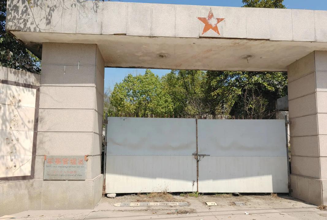 ·那些废弃军营为啥一直没人敢动？原因也很简单：它们都归部队管，地方上完全没辙。别