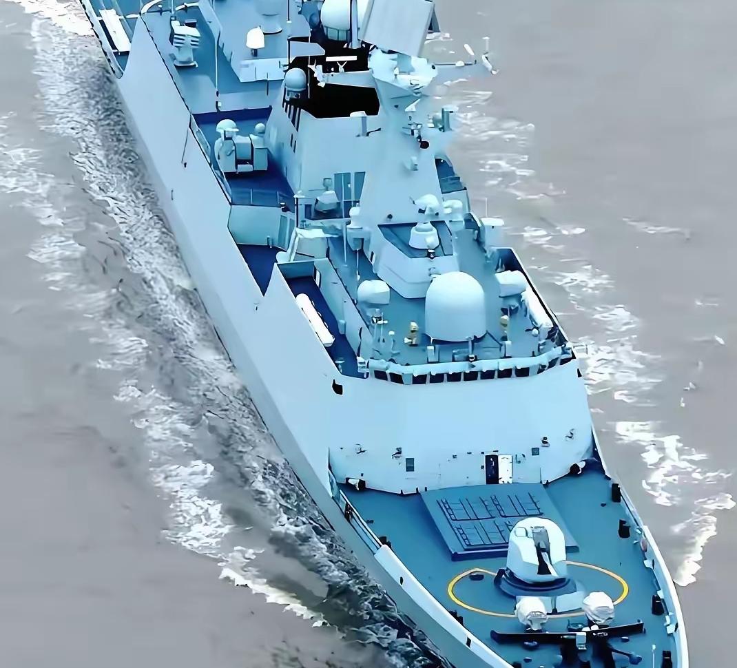 据东部战区官方消息：3月12日22时许，东部战区海军扬州舰在东海海域执行任务返航