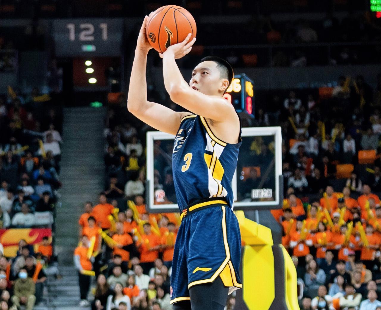 胡明轩：杰哥，我这关键时刻连续空位不中，是不是应该给球崔哥和萨姆纳啊？？？徐杰