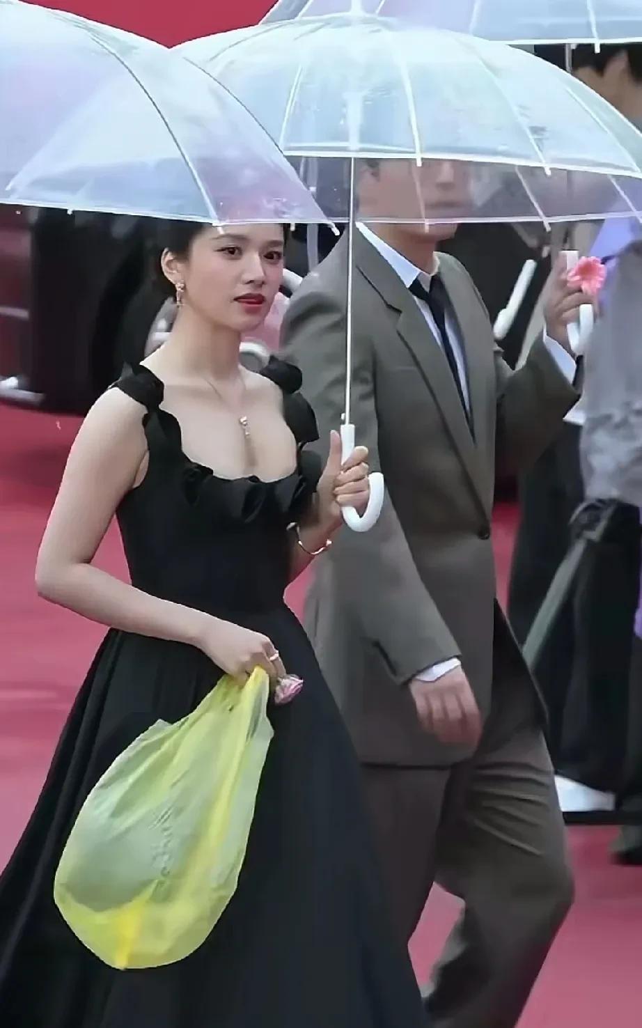 想不明白，张婧仪手中拿的黄塑料袋干什么？有网友告诉我们，答案原来这可能是最新款