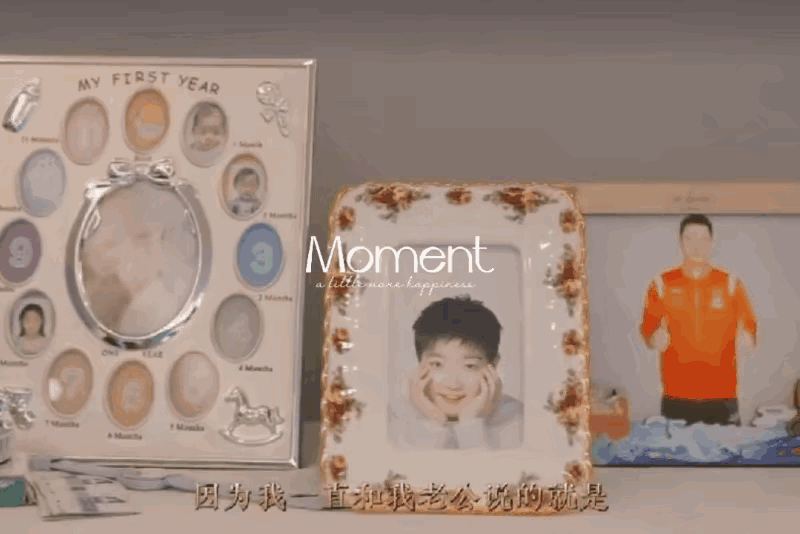 这一幕好温馨！coco家的桌子上居然摆放着莎莎的照片。邱指导和师娘，真的把莎莎当