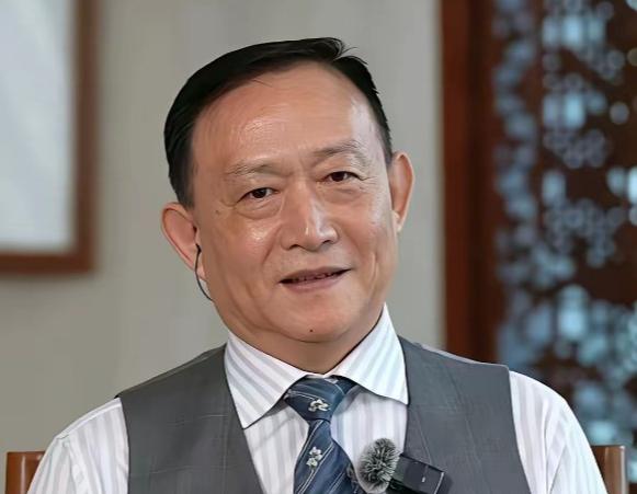 网上流传这样一段话，卢麒元曾声称：“有人想把我们喝的水、用的电、上的网，打包卖给