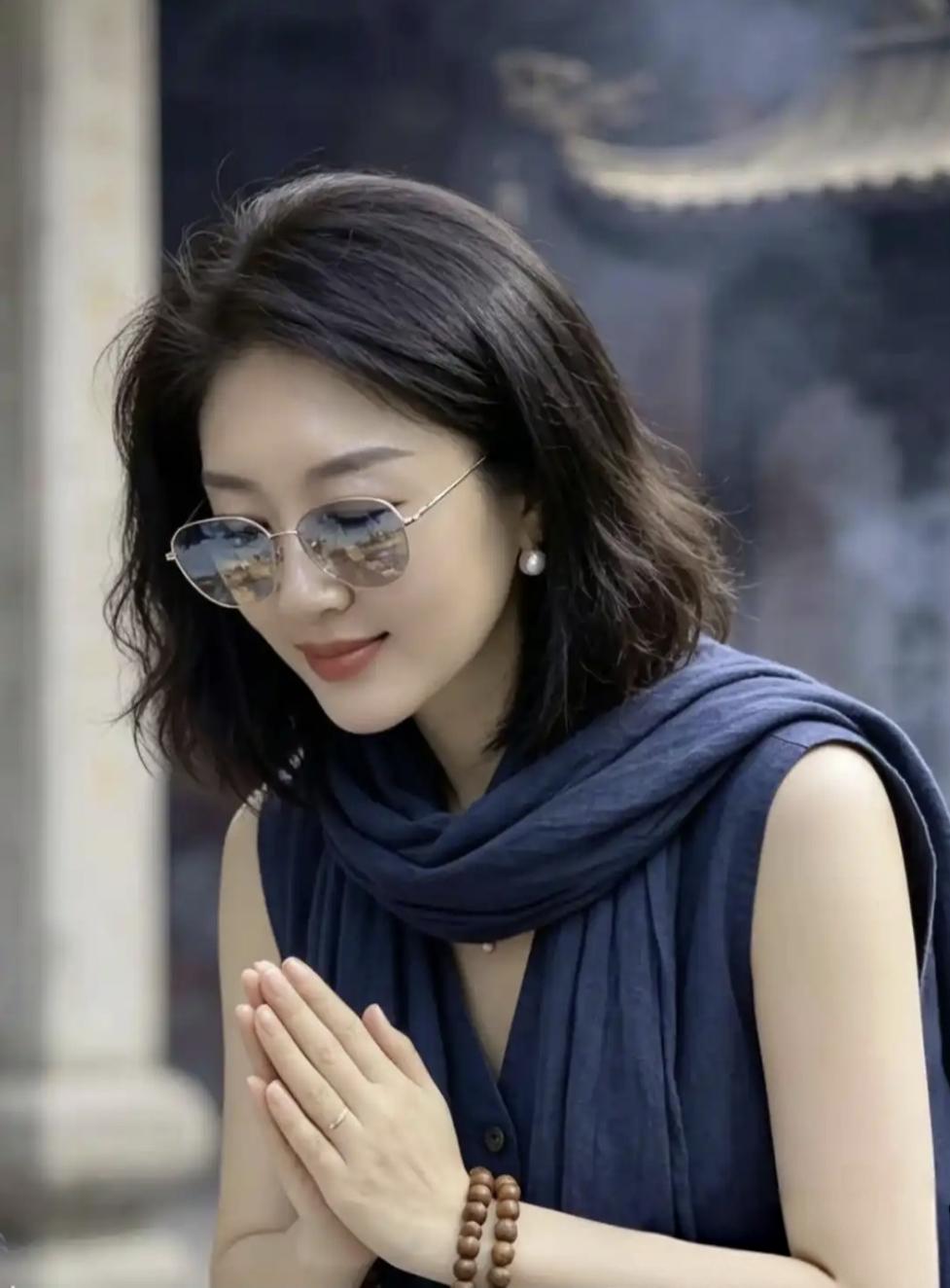 你说这美女拜佛是心中有信仰还是心中有所图？