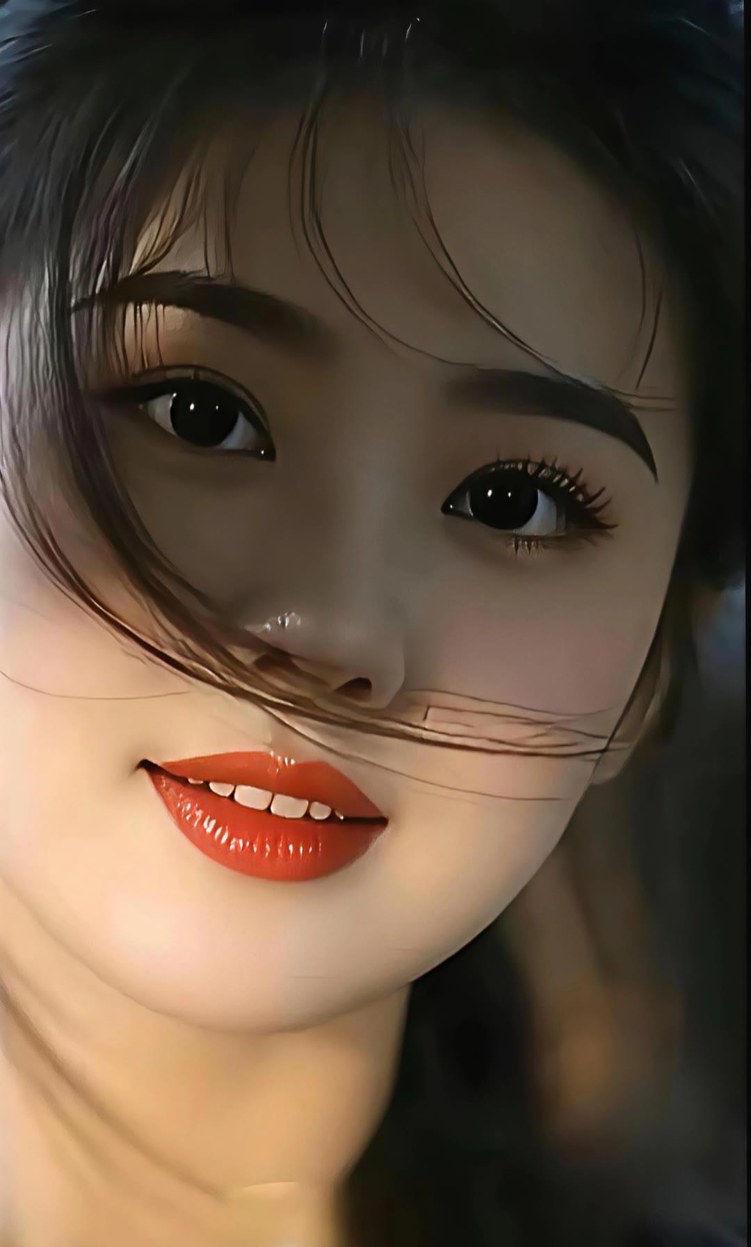 温柔眼眸，红唇微启，散发迷人魅力。