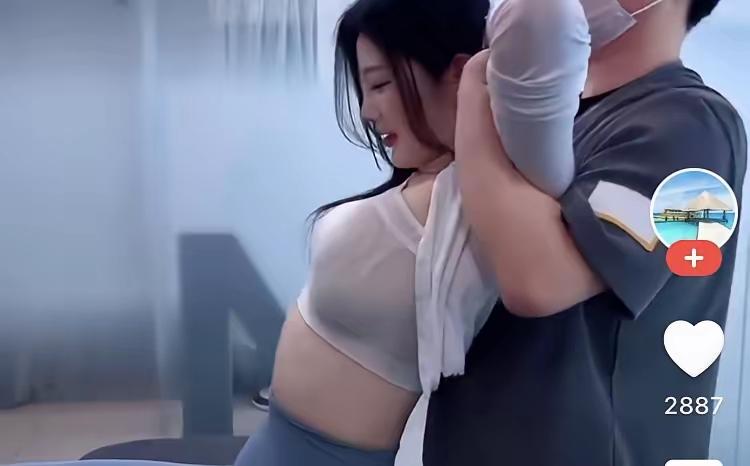 早八点，一位穿瑜伽裤的姑娘走进理疗店,点了男师傅阿钟。可按摩中途,她却提出想更动