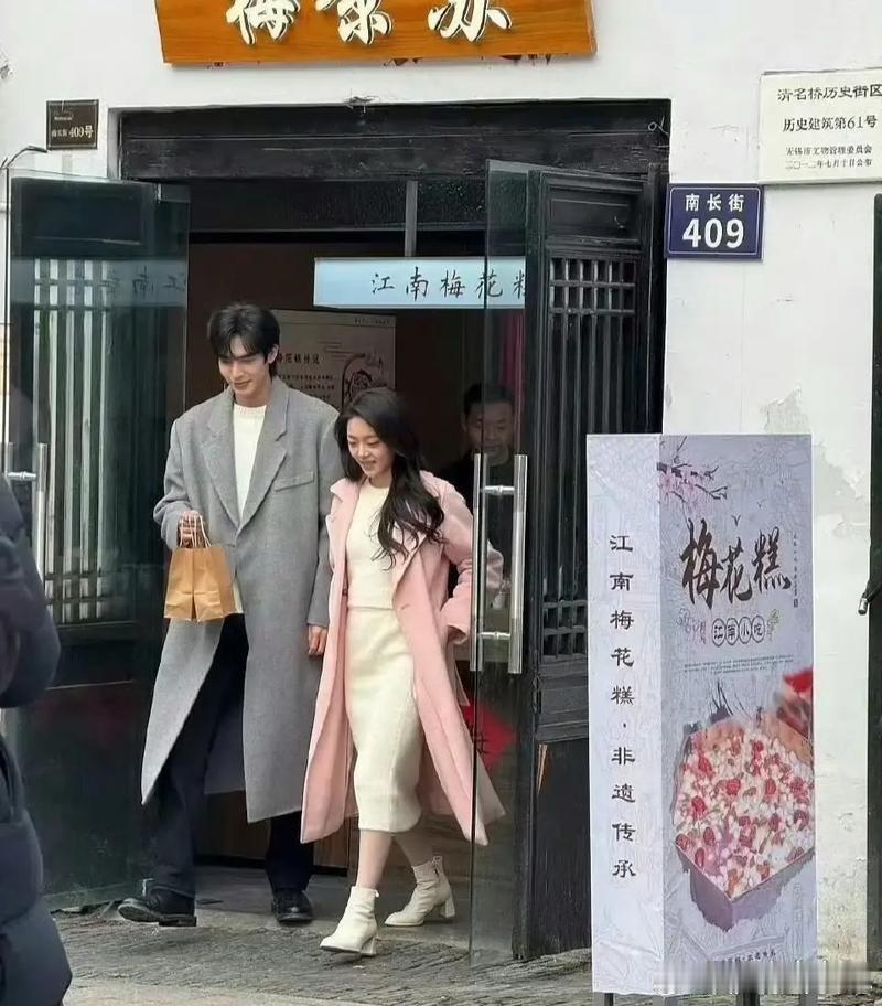 内娱偶像剧衣服审美越来越拉垮，居然给女主穿90年代款大衣