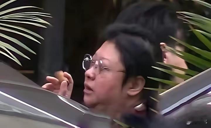 不是攻击她的慈善行为，更不是黑她个人德行。韩红作为公众人物为什么就不小心呢？大大