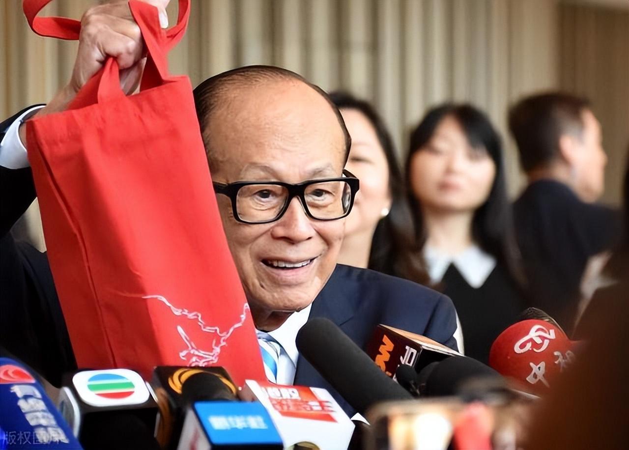 李嘉诚又开始卖资产了！这次是香港百佳，背后全是门道。2026年4月，有消息说
