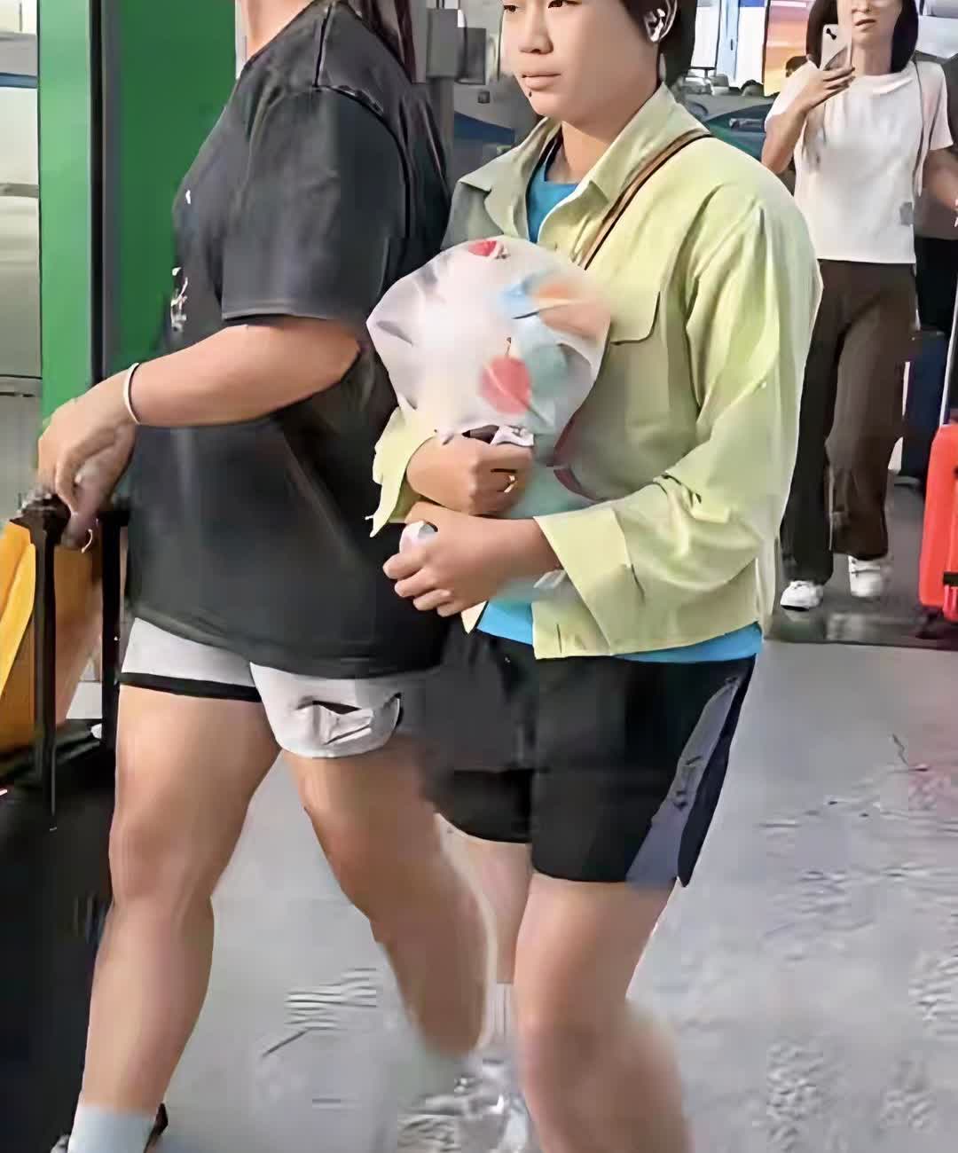 全红婵正式上大学了，体格壮实了，骨架长开了，变漂亮了，我觉得比之前好看，以前太瘦