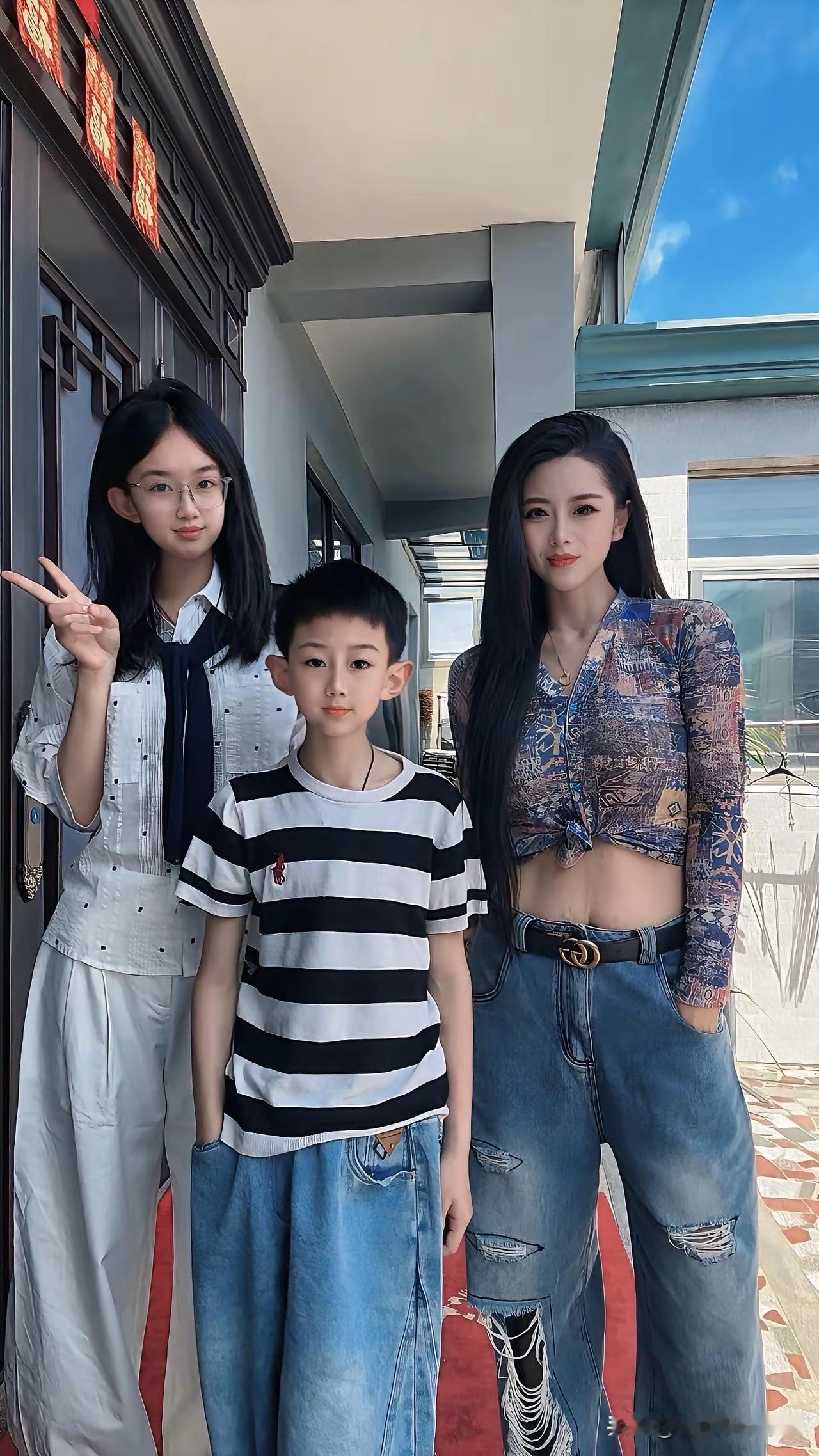 不得不说，孩子都那么大了，妈妈身材和气质还那么好，太牛了吧！