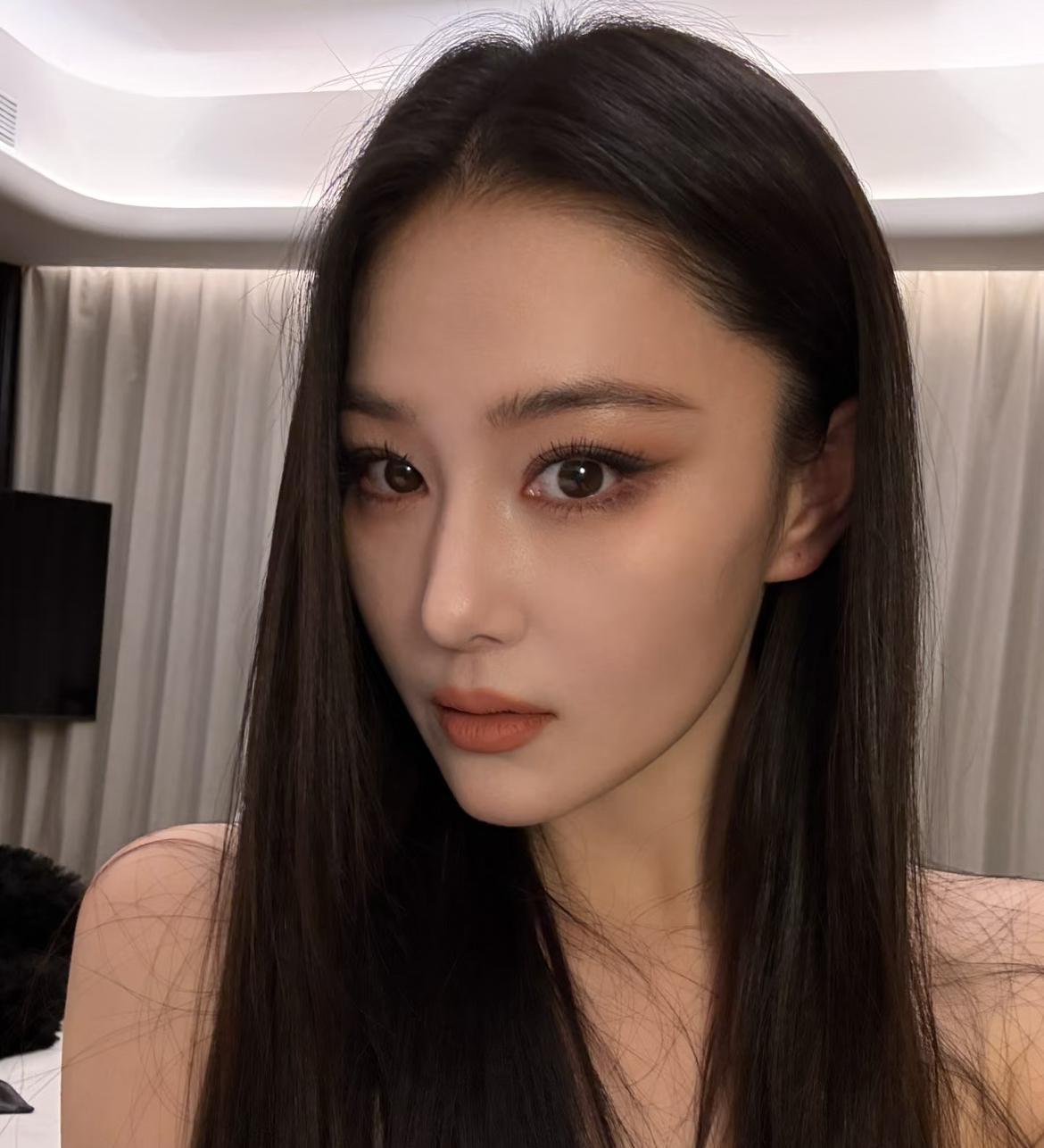 张馨予这女孩不能仔细看，越仔细看，越会发现，她虽然不是特别漂亮，但是她真的