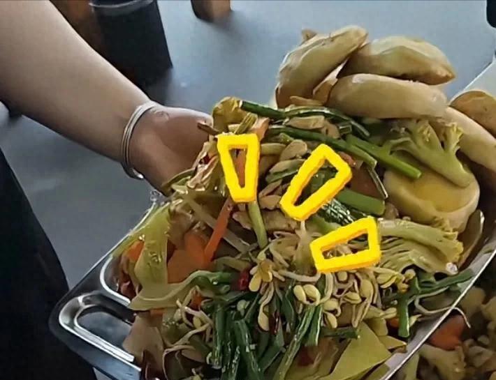 7月6日，陕西，一家10元自助餐老板讲诉，有位女顾客吃自助餐时，把餐盘堆的像一座