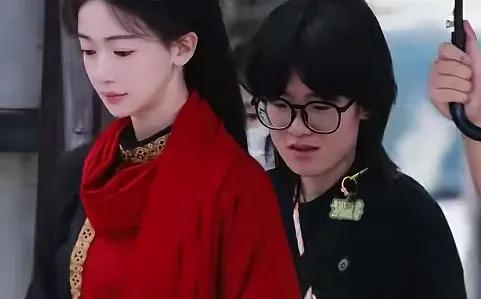 吴谨言产后三月火速复出！《江山为聘》古装造型惊艳，新剧连发引爆暑期档。近日，吴
