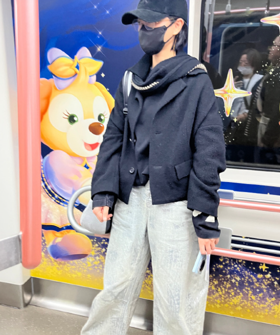 万茜现身地铁站她这回搭配的很有潮流之美，看起来年轻又迷人，真的好时尚。万茜里