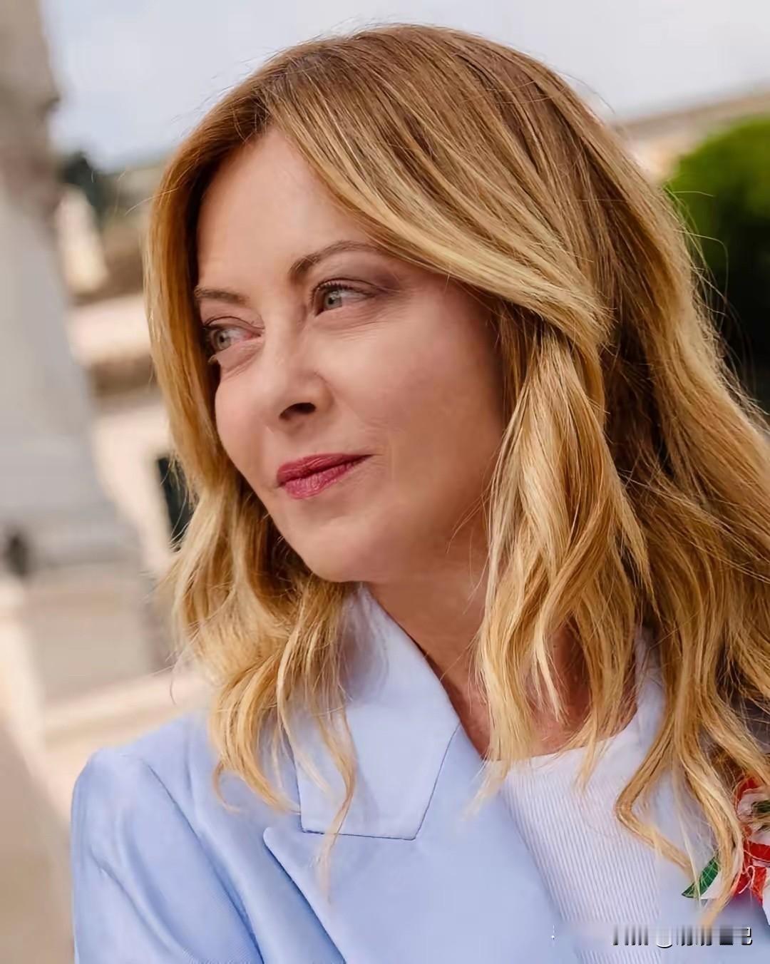 意大利历史上最伟大的总理，梅洛尼。执政以达1413天，2022年上台以来，保持了