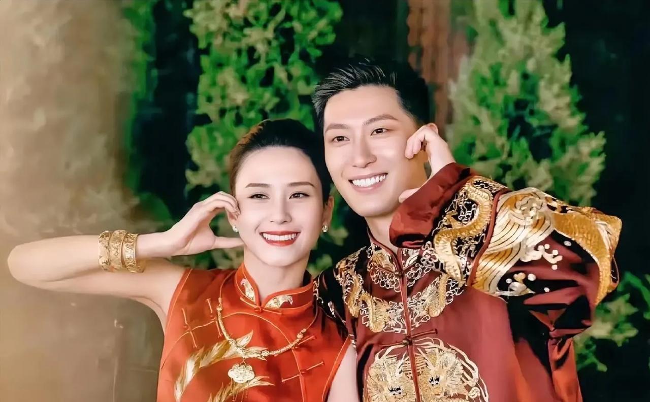 何超莲说，大家不要再误会我的老公窦骁吃软饭了！当初他花5000万为我举办婚礼就