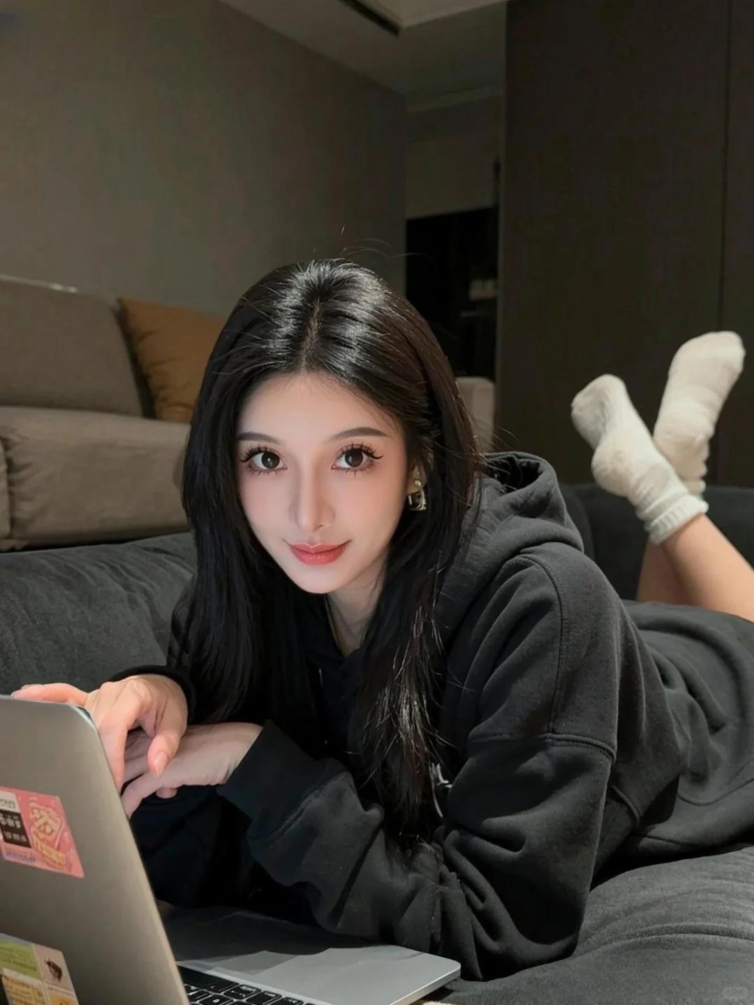 双眸顽皮可爱的兼职模特小姐姐，眼梢梨涡像冰镇莲子羹的浅盏，藏于笑靥之间，未笑时隐