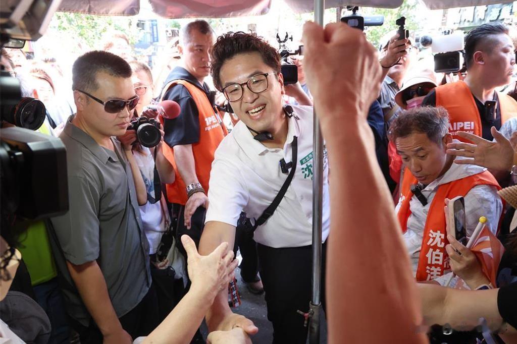 台北市长选战打到这个阶段，民进党参选人沈伯洋身上的火，终于烧到了他最不想让人碰的