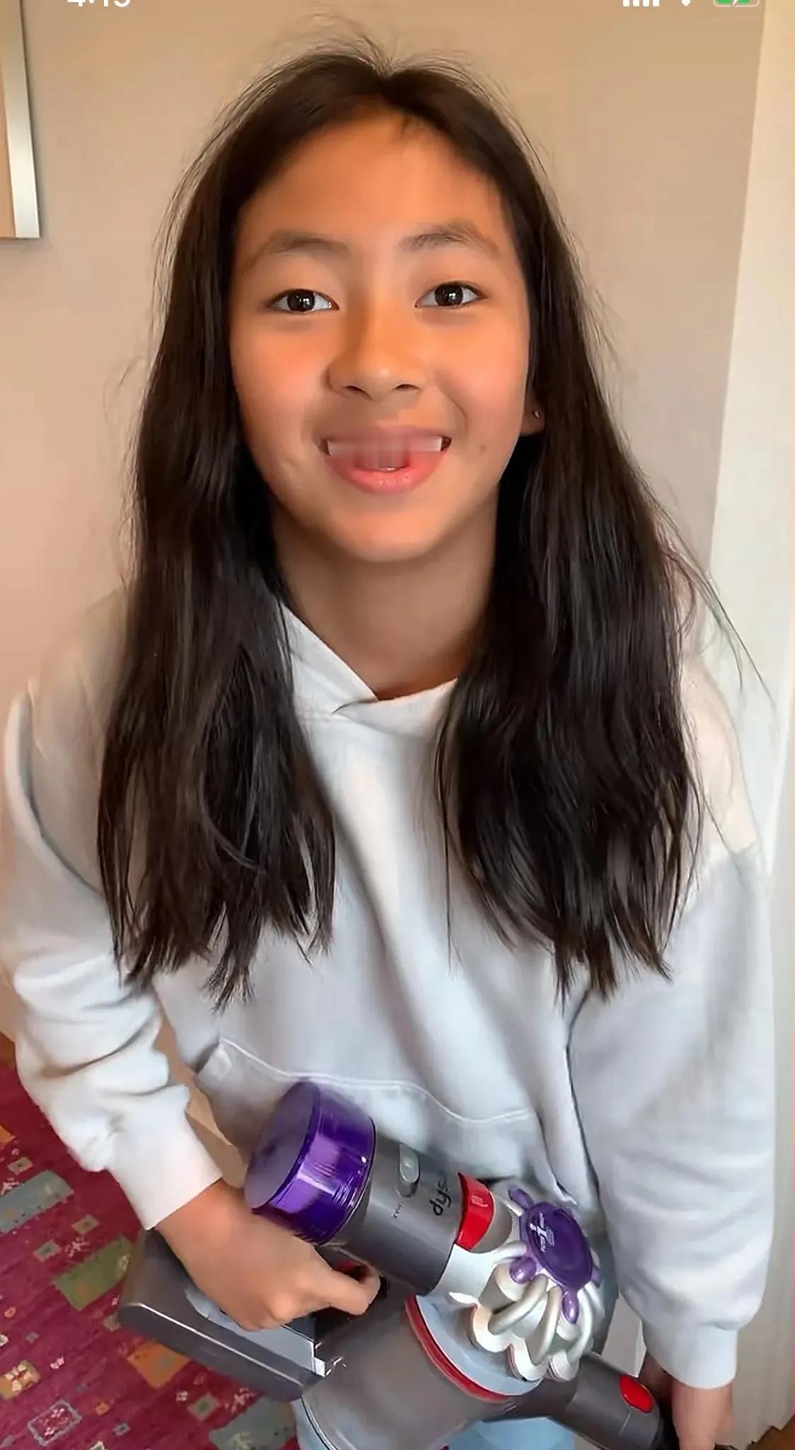阿雅女儿照片曝光比小玥儿漂亮就是皮肤有点黑长得还是像爸爸多点不愧是佛陀