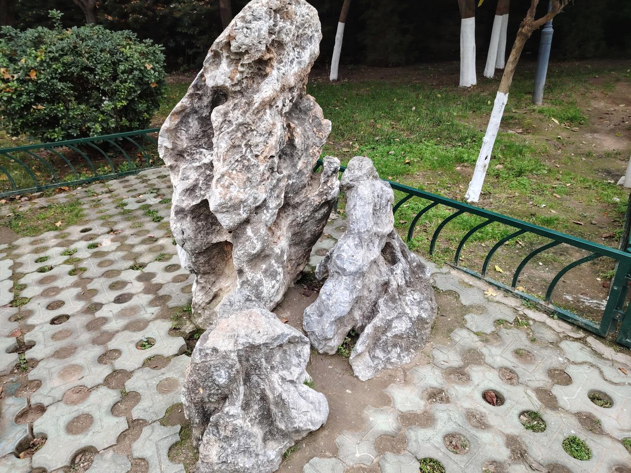 有位领导，人叫老郝。曾是农民，父亲从教，他去接班，入职学校。他无文凭，进入学校。