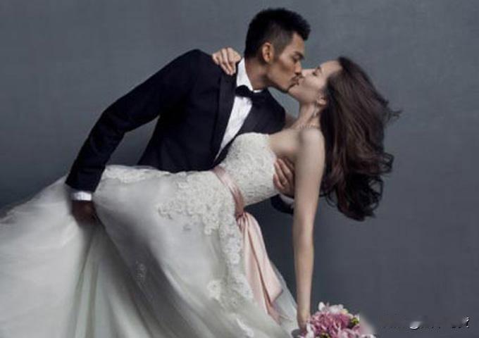 2016年，33岁的林丹在35岁妻子谢杏芳怀孕期间，出轨了长腿模特赵雅淇，两人在