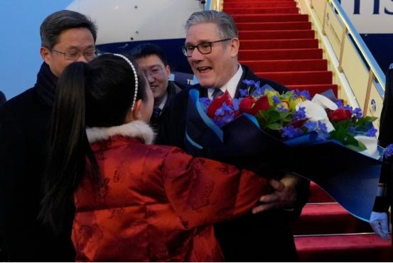 1月28日，斯塔默来北京了，《泰晤士报》爆了一个猛料：斯塔默和他的团队访华前，每